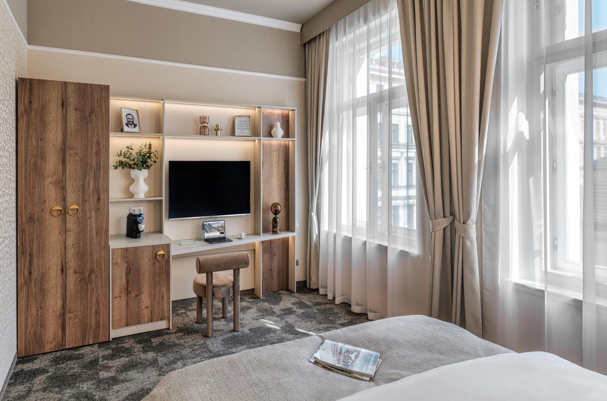 Hotel Maestro By Adrez Praag Buitenkant foto