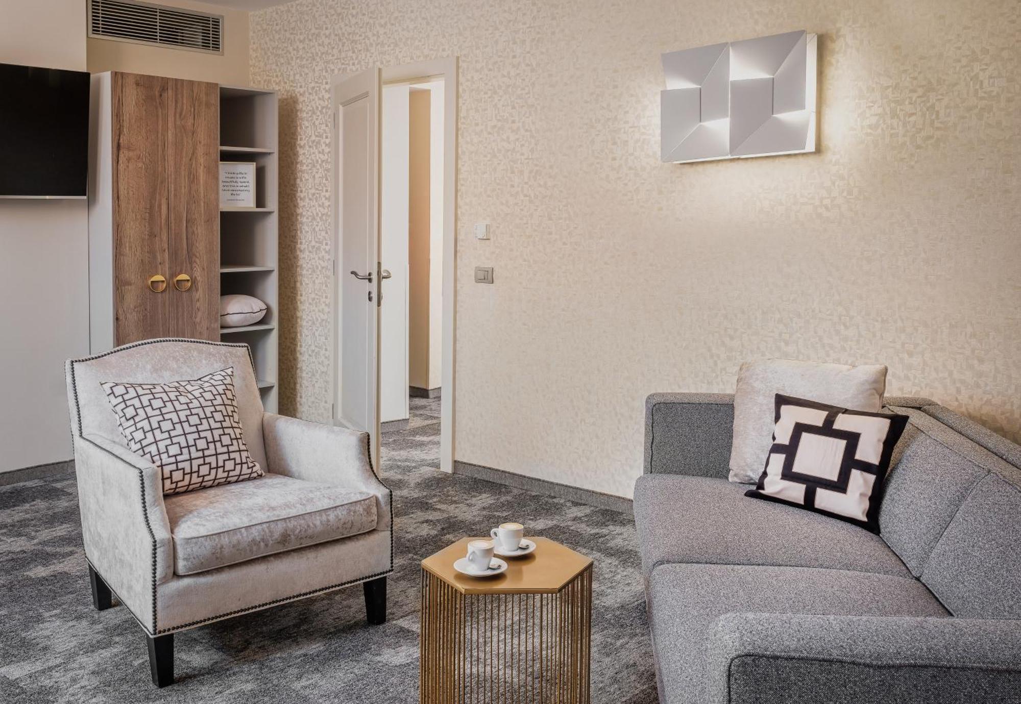 Hotel Maestro By Adrez Praag Buitenkant foto