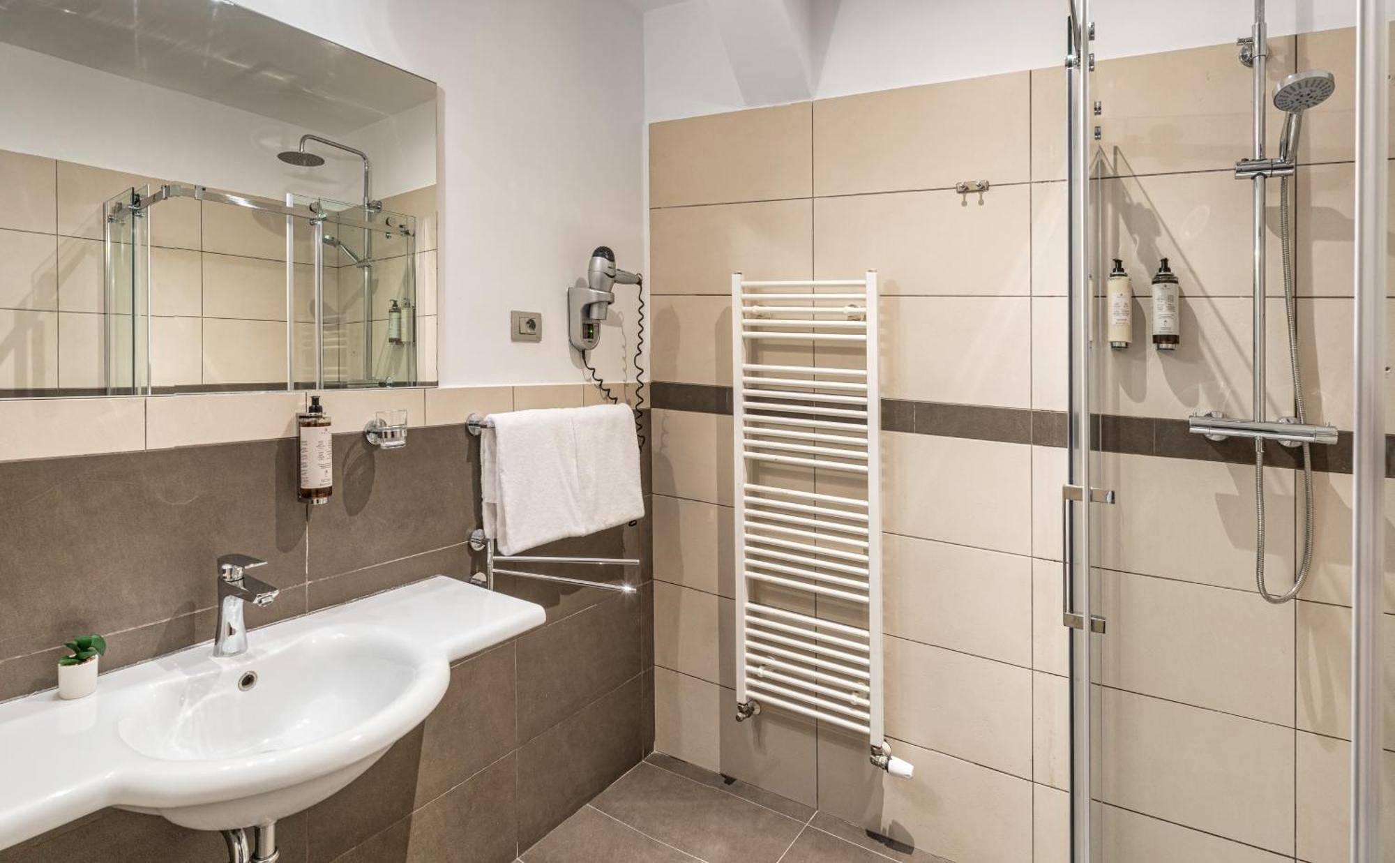 Hotel Maestro By Adrez Praag Buitenkant foto