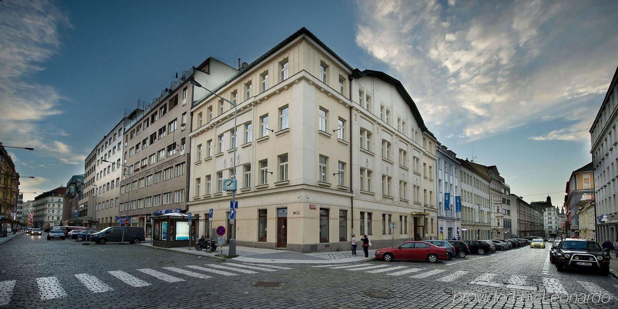 Hotel Maestro By Adrez Praag Buitenkant foto
