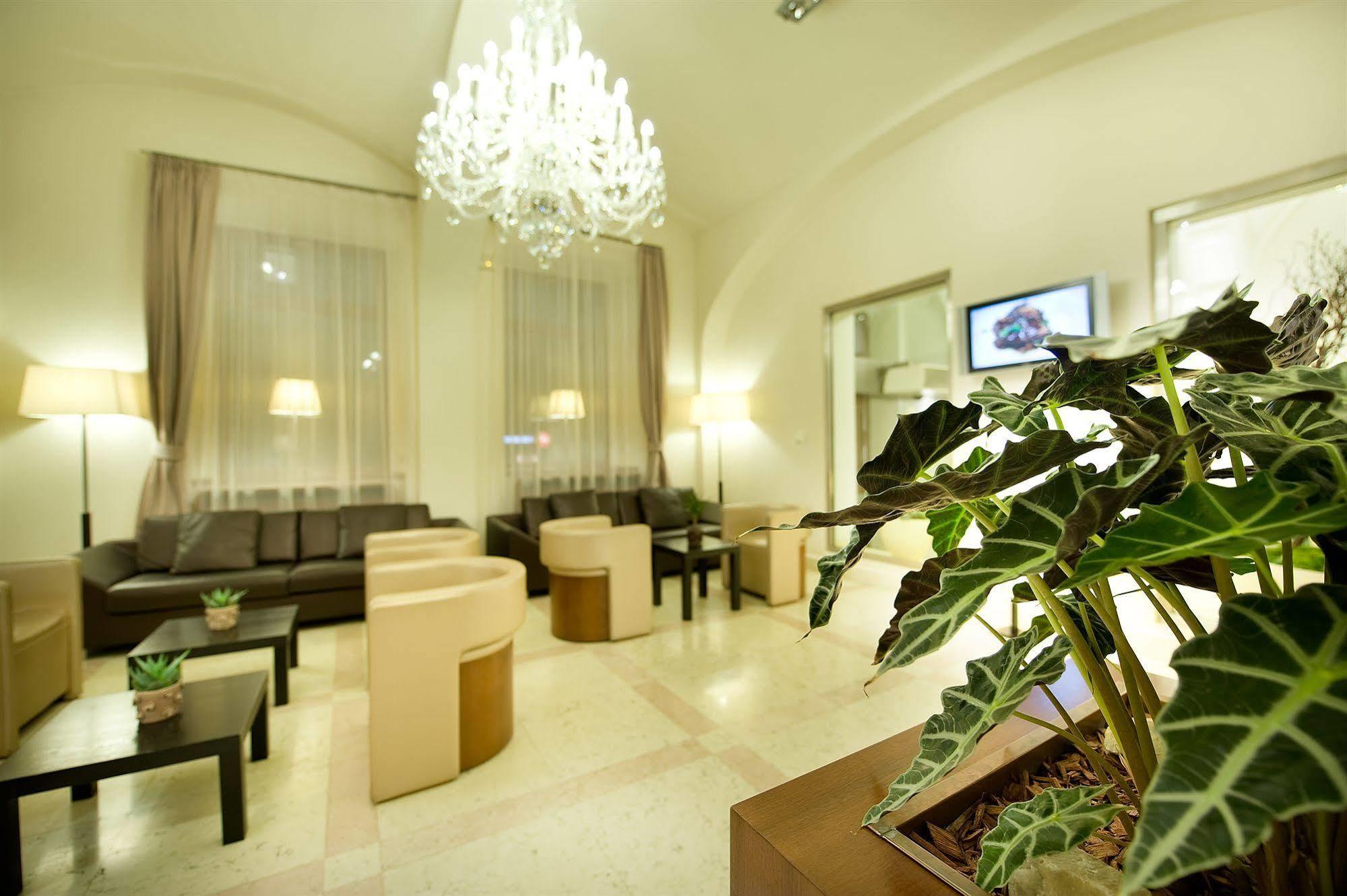 Hotel Maestro By Adrez Praag Buitenkant foto