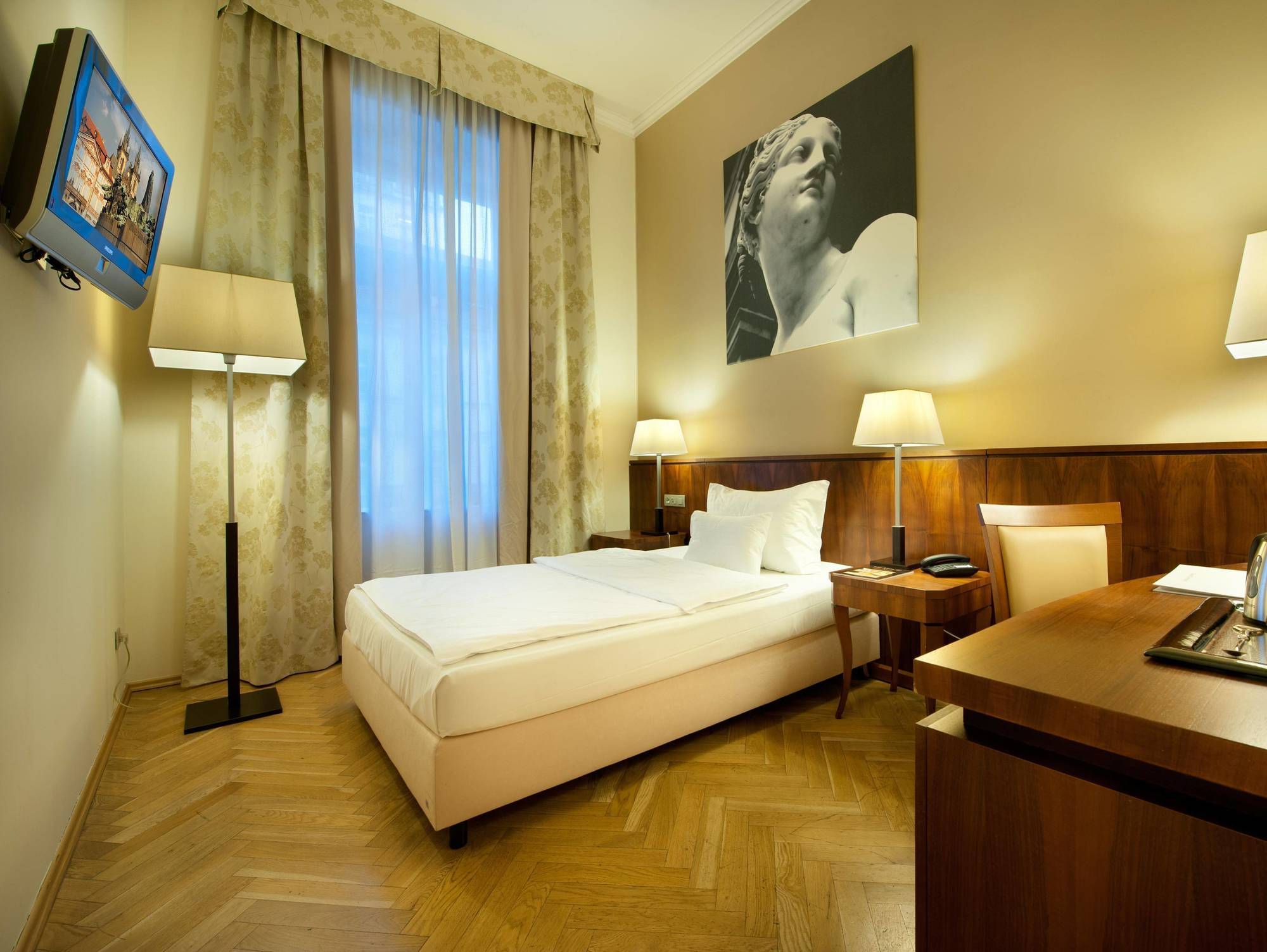 Hotel Maestro By Adrez Praag Buitenkant foto